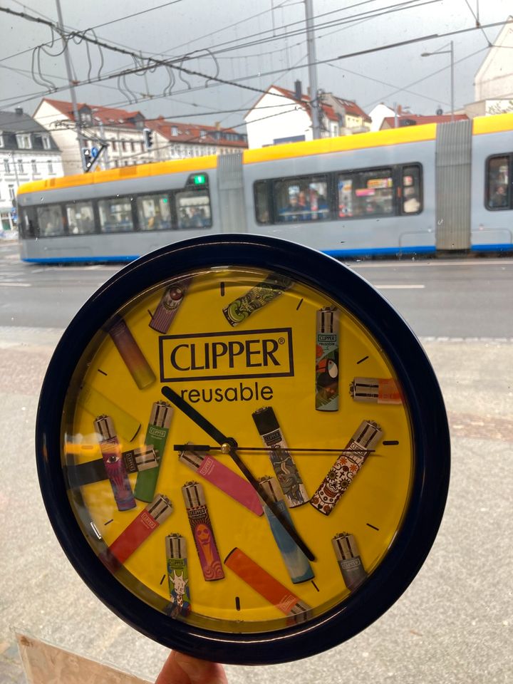Clipper Feuerzeuge Wanduhr in Leipzig