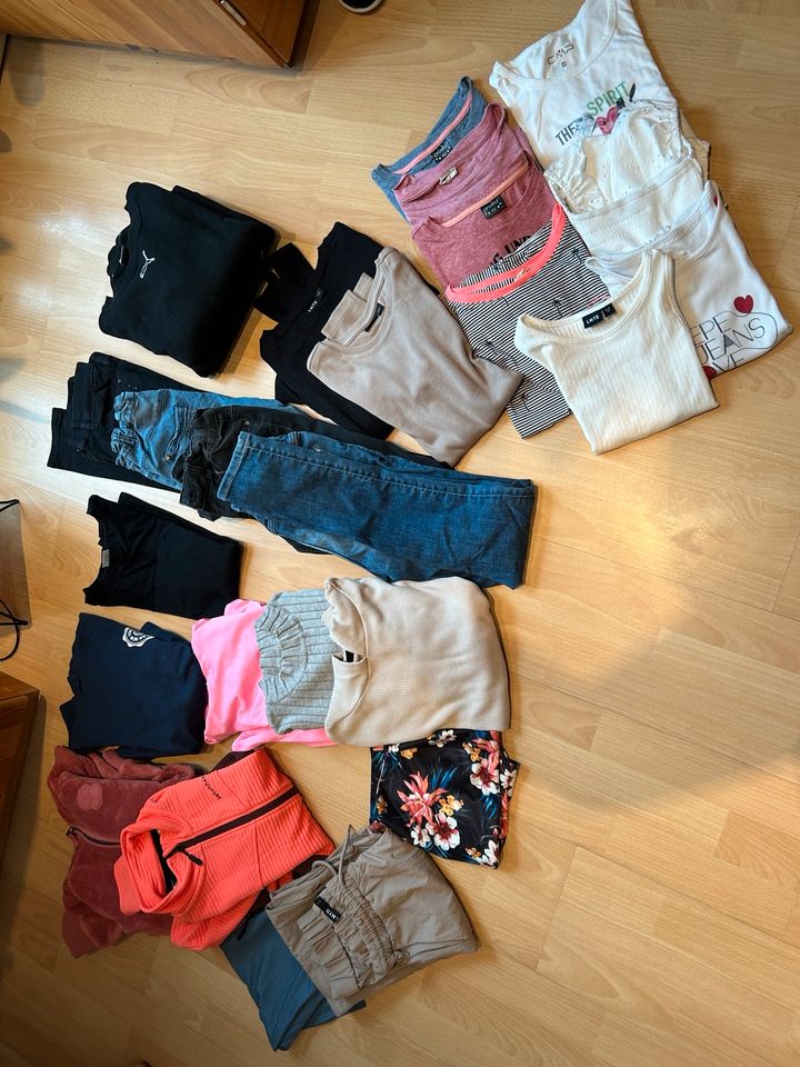 Kleiderpaket Mädchen 26 Teile in Haimhausen