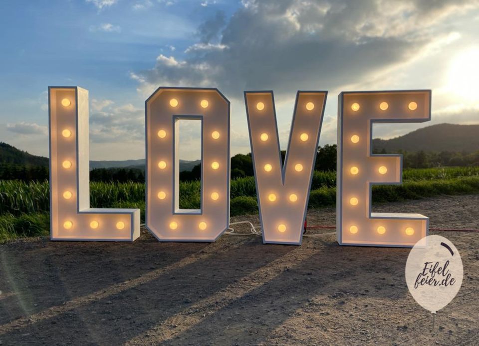 XXL Leuchtbuchstaben LOVE LED mieten Leverkusen Hochzeit Antrag in Leverkusen