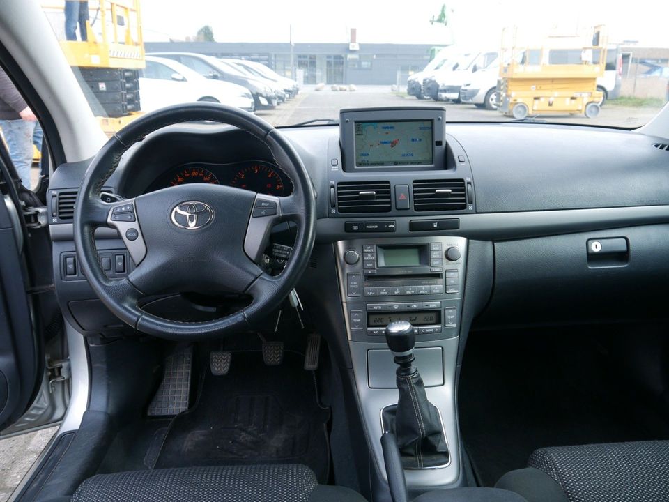 Toyota Avensis Kombi 2.2 D-CAT Executive Navi-Klimauto in Braunschweig