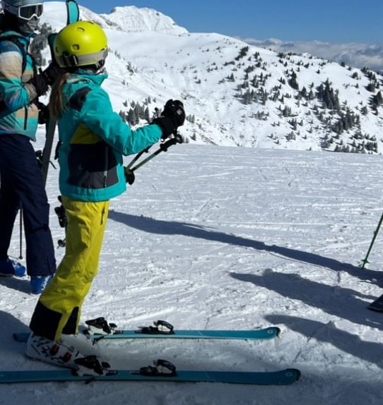 Ski Ausrüstung, Skianzug, Handschuhe, POC Helm in Haan