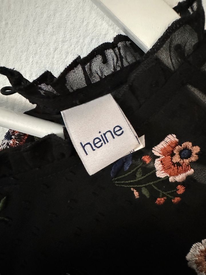 Schwarzes Kleid mit Stickereien und Pailletten von Heine in Rietberg