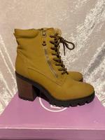Stiefelette Damen Größe 39 mit Absatz gelb Hessen - Gießen Vorschau