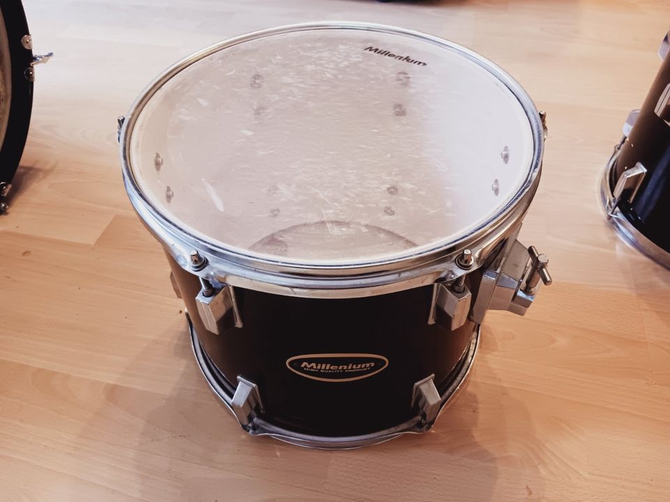 22" Bass Drum +12" und 13 " Toms + Fußmaschine in Langen (Hessen)