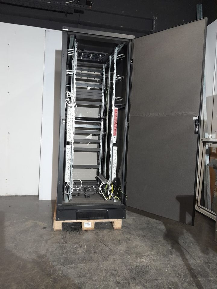 Triton Serversschränke; 2 Stück B 700 x H 1200 x T 2100mm in Hartmannsdorf