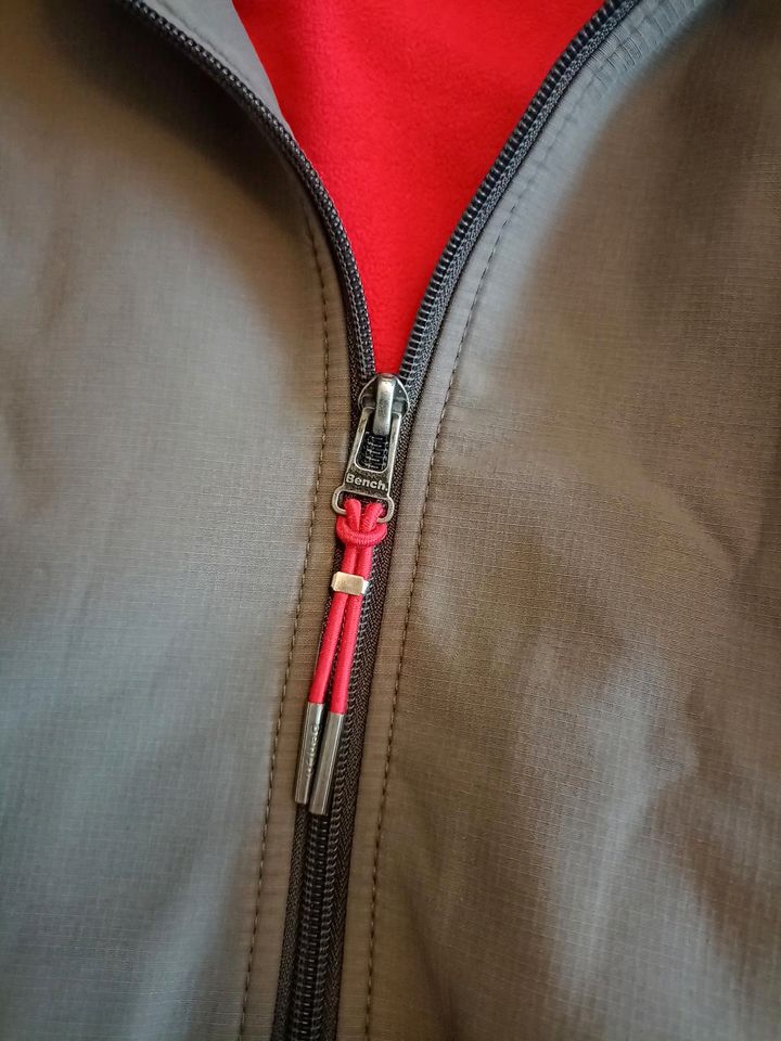 BENCH Jacke Gr S grau rot  Windjacke Übergangsjacke Vlies Futter in Gundelfingen