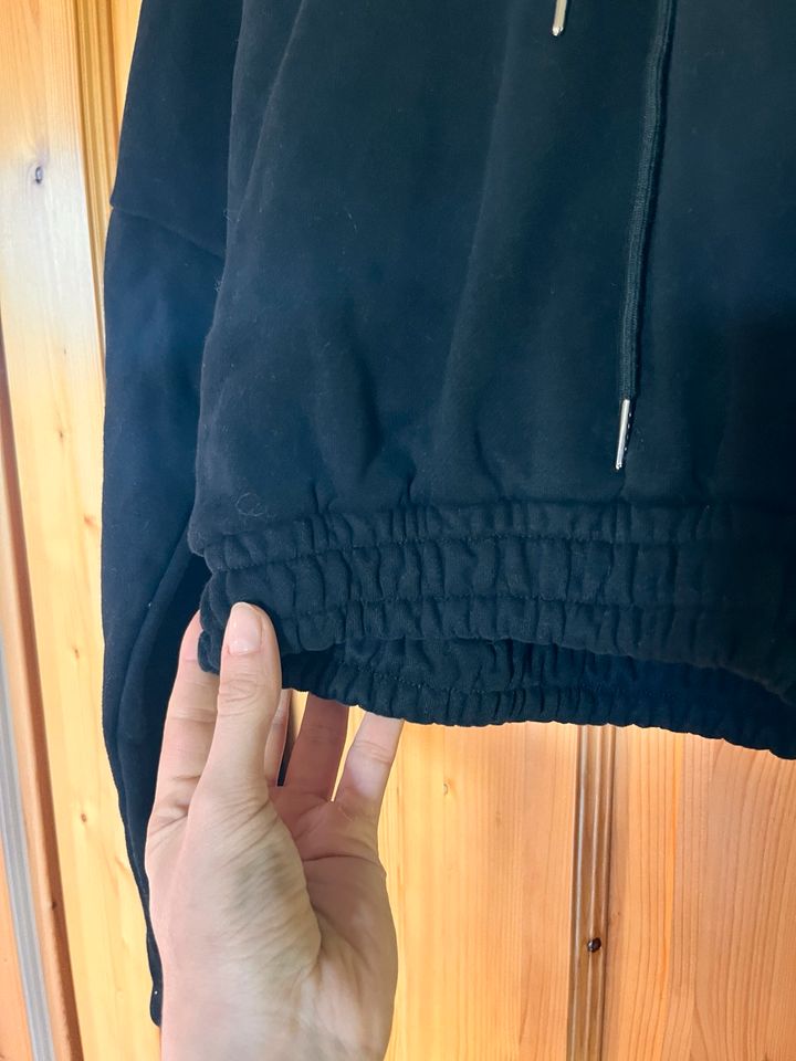 NVGTN - Black Cozy Vibes Cropped Hoodie in Moormerland