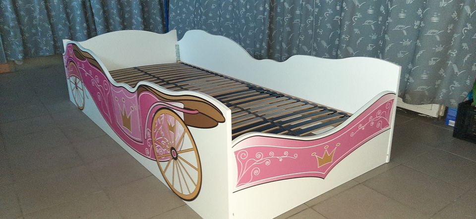 Prinzessinnen Bett ohne Matratze mit Lattenrost in Hannover