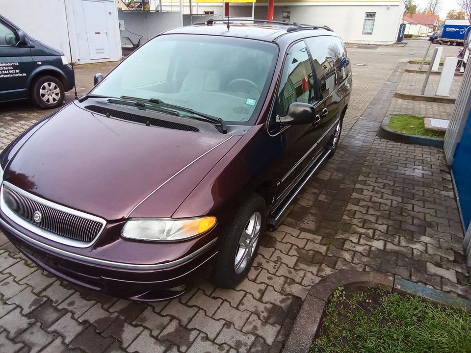 Chrysler Voyager Automatik Benzin/Gas 3,6 Leder 7Sitzer in Berlin