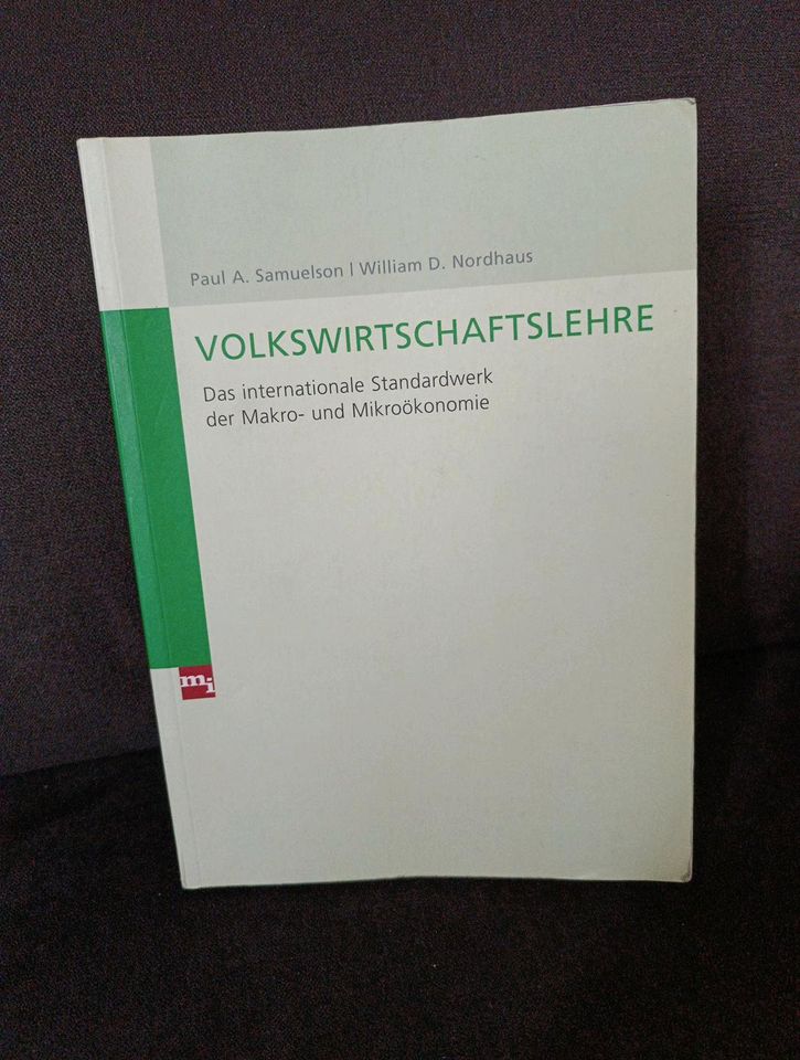 Volkswirtschaftslehre (Samuelson, Nordhaus) ISBN 3-636-03033-7 in Großkrotzenburg