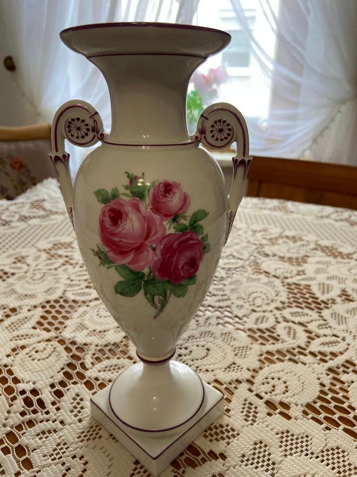 Große Meissen Henkelvase - Motiv „Rote Rose“ in Bad Elster