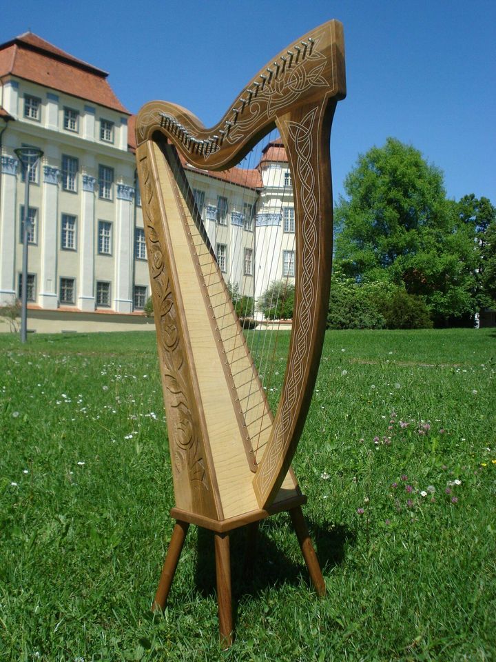 Unsere Region Harfe 29 Saiten Walnuss + Füße + Tasche + Zubehör in Horgenzell