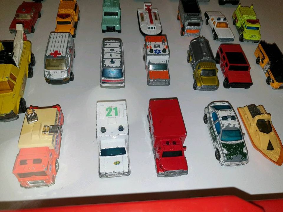 26 Matchbox Autos Sammlung + 1 Truck Ferrari in Siegburg