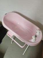 Babybadewanne von bébé-you  in rosa mit Ständer Nordrhein-Westfalen - Oberhausen Vorschau