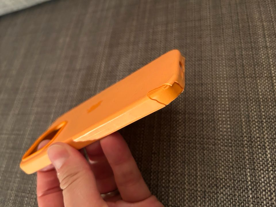 iPhone 13 Pro Marigold Case, mit Verpackung in München