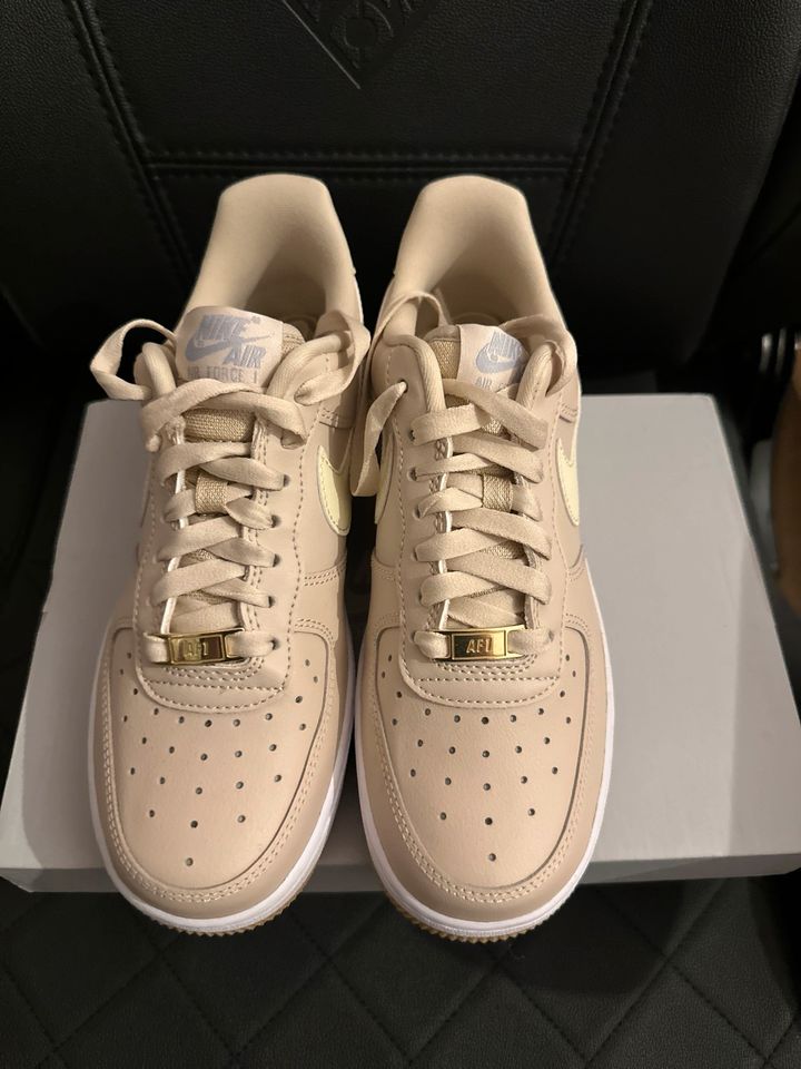 Nike Air Force 1 07 beige neuwertig 37.5 in Düsseldorf