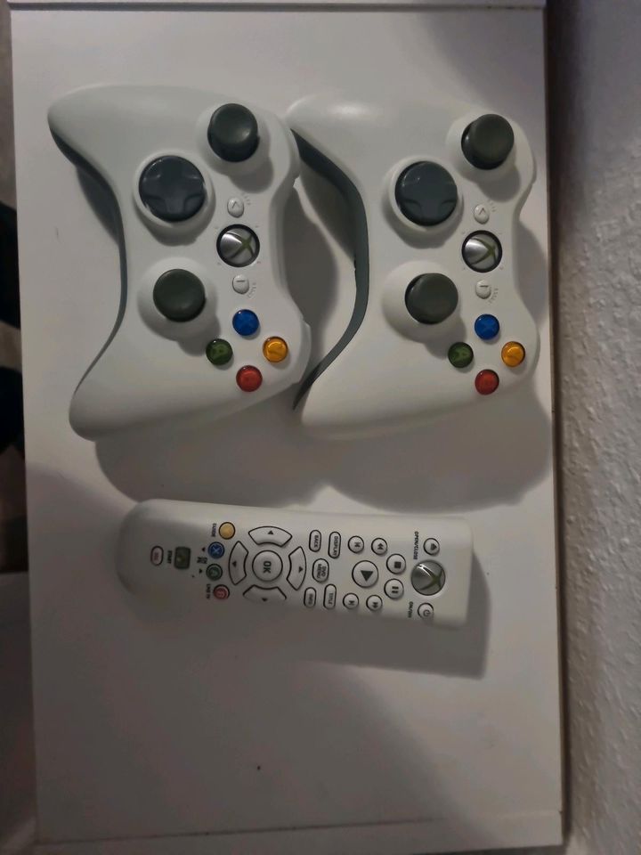 Xbox 360 mit Controller in Berlin