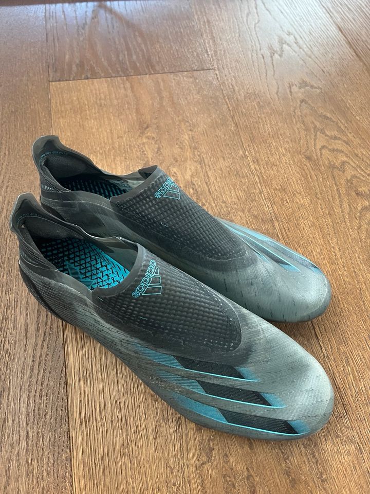 Fußballschuhe Blau/Grau in Bad Homburg