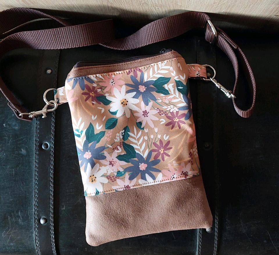 Handytasche zum Umhängen - Handmade- mit 2 Reißverschlussfäc in Büdingen