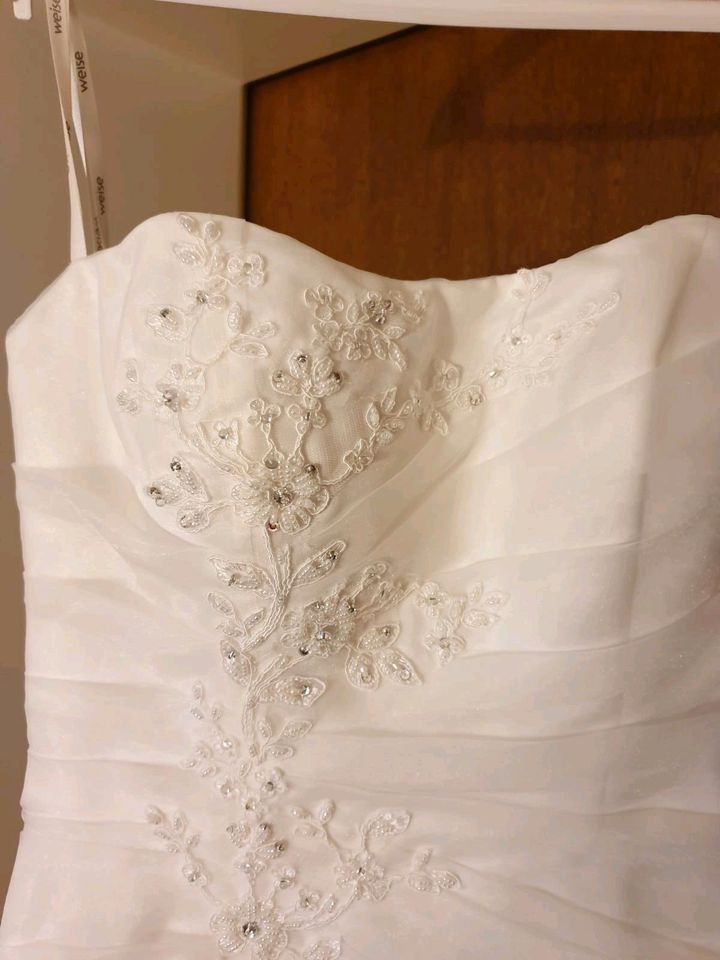 Hochzeitskleid Brautkleid mit kleiner Schleppe in Rösrath