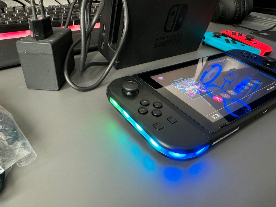 Nintendo Switch mit 4 Controller RGB Controller wie neu in Dortmund