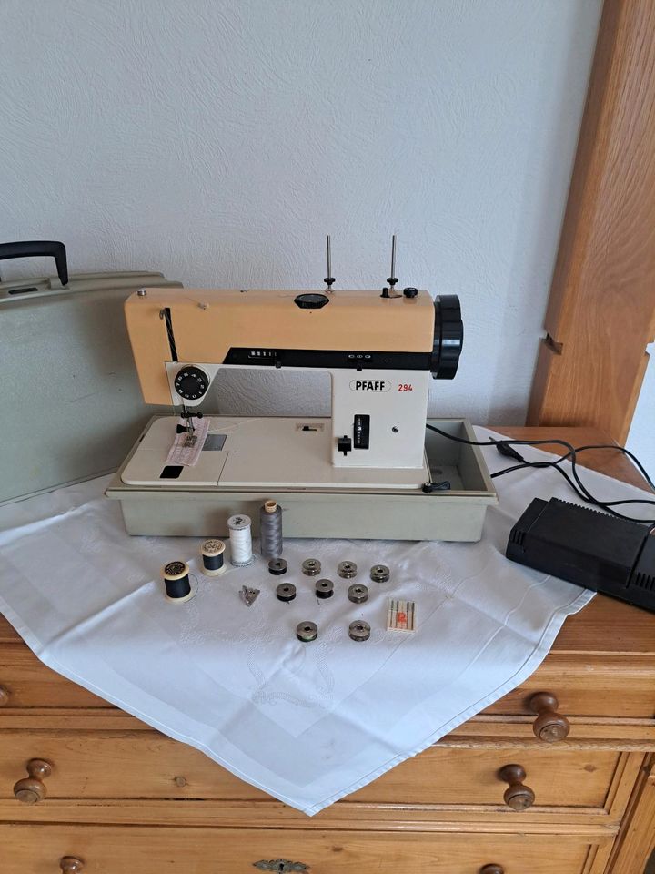 Pfaff Nähmaschine 294 mit Koffer in Detmold