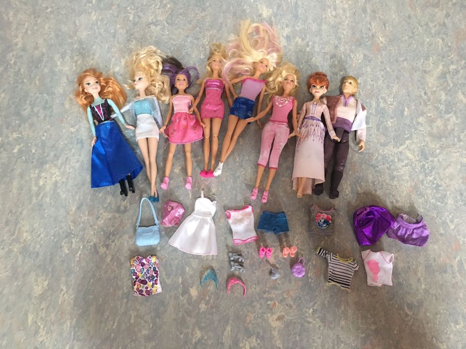 Verkaufen Barbie Haus mit verschiedenen Barbie Puppen in Todtnau