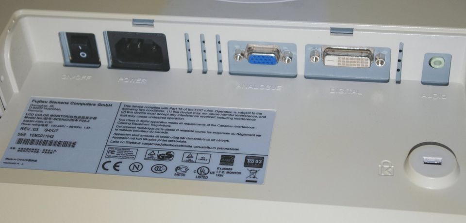 Miditower Fujitsu P700 mit 20" Monitor in Stuttgart