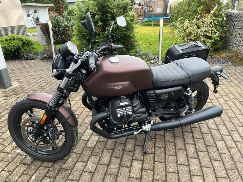 Moto Guzzi V7 Stone mit Night Pack Farbe Bronze A2 48 PS gedross. in Dörfles-Esbach