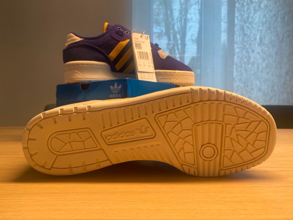 adidas Rivalry Low collegiate purple/preloved yellow gr.42 in Gelsenkirchen