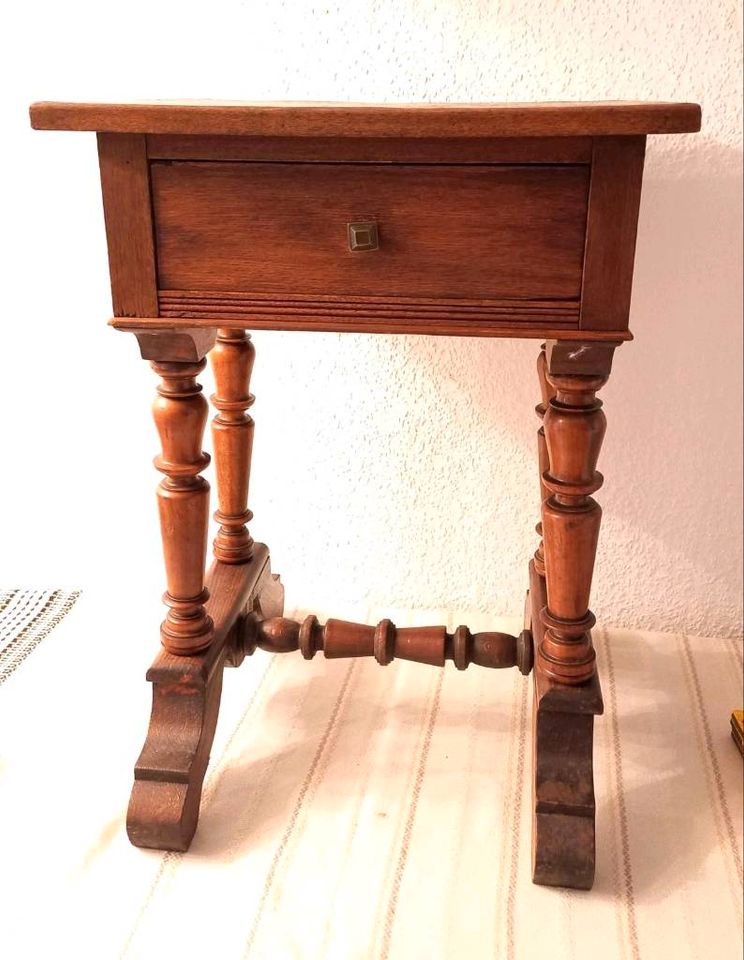 Antikes Schränkchen, Tisch mit Schubkasten & doppeltem Boden in Weimar