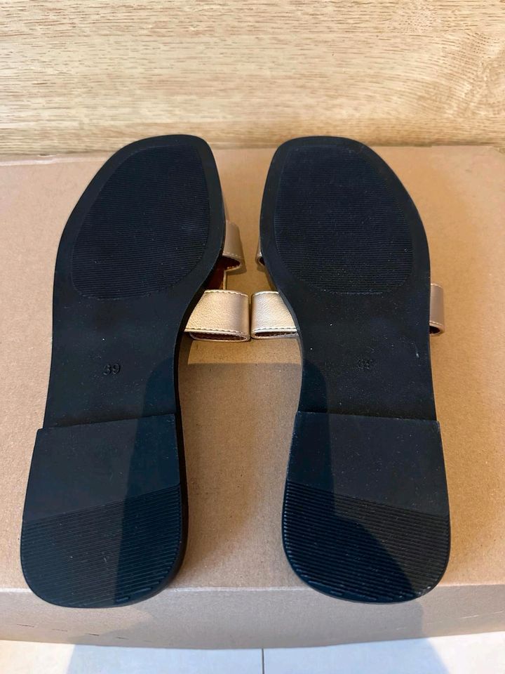 NEU***Sandalen gold, silber & schwarz Gr. 39 in Hamburg