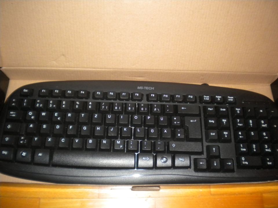 Holzbestecke -Spinnrad -Bananenkartons- PC-Tastatur abzugeben in Frankfurt am Main