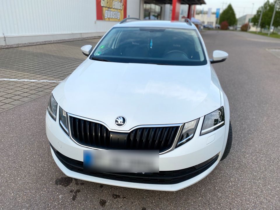 Skoda Octavia 2.0 TDI SCR DSG 7 Style Combi LED/ACC/AHK in Waldshut-Tiengen