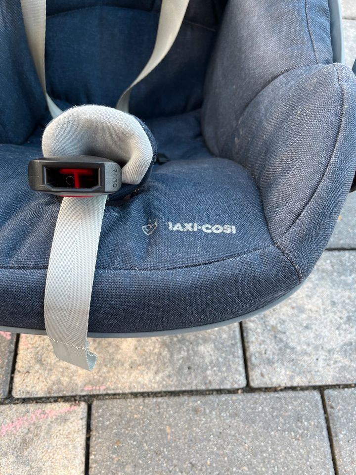 Maxi Cosi Pebble Plus Babyschale Autositz mit Babyeinsatz in Ingersheim