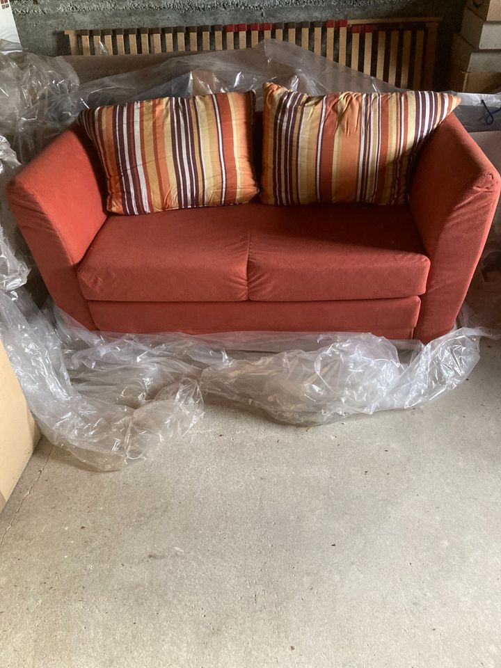Zweisitzer Sofa in Rot / Kompakt und platzsparend in Münsterhausen