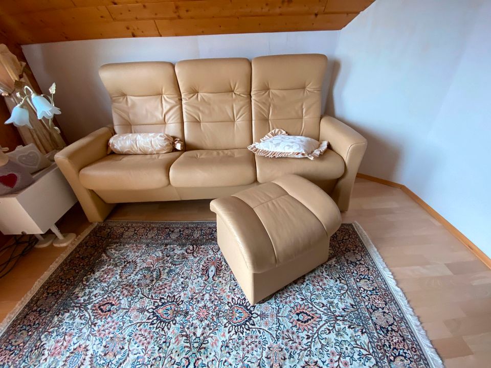 Ledersofa 3Sitzer, 1 Hocker, Kissen, Leder Cremefarben in Valwig