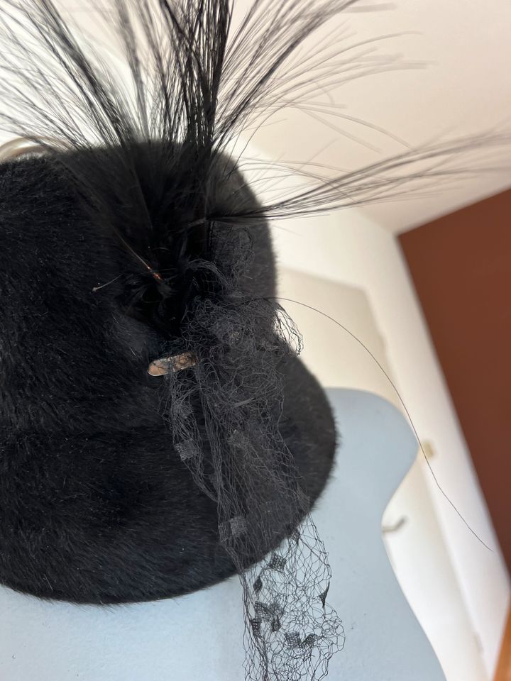 Extravaganter Hut mit seitlichem Tüllband + Feder in Uetersen