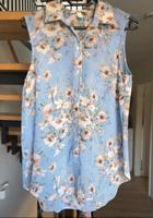 Bluse hellblau ärmellose Bluse blau mit Blumen florales Muster S Baden-Württemberg - Ammerbuch Vorschau