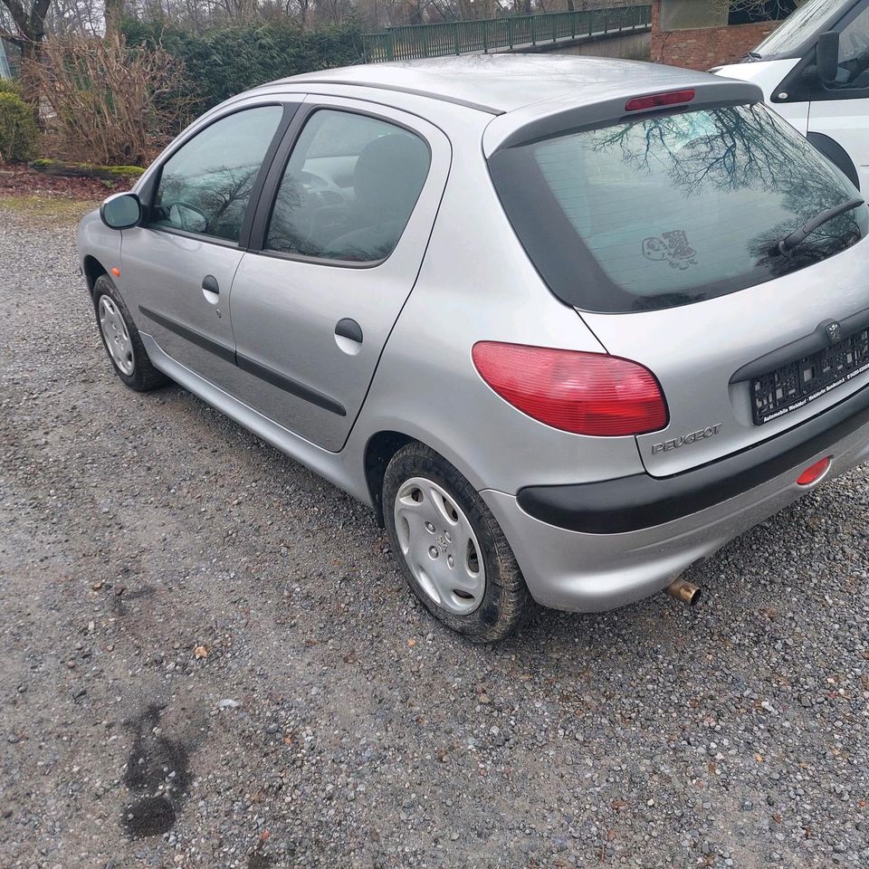 PEUGEOT 206 5 TÜRER...TÜV NEU.. in Gyhum