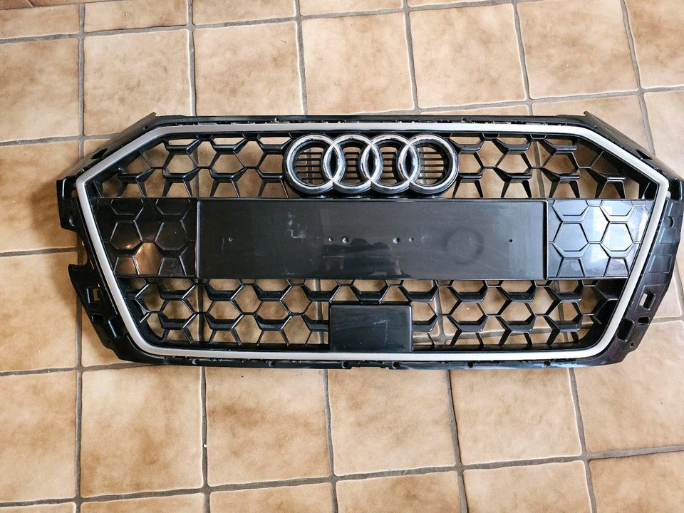Audi A1 GB 82A Kühlergrill mit PDC in Fließem