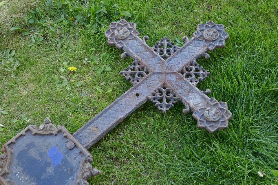 Altes Grabkreuz 111cm Gusseisen Wegkreuz Standkreuz Friedhof in Hamburg