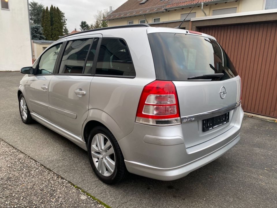 Opel Zafira B Sport/7 sitzer/navi in Nürnberg (Mittelfr)