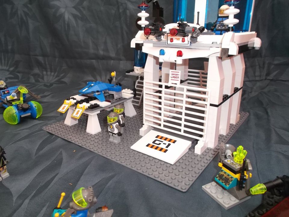 Lego, große Weltraumpolice-Station mit vielen Figuren. siehe Foto in Offenbach