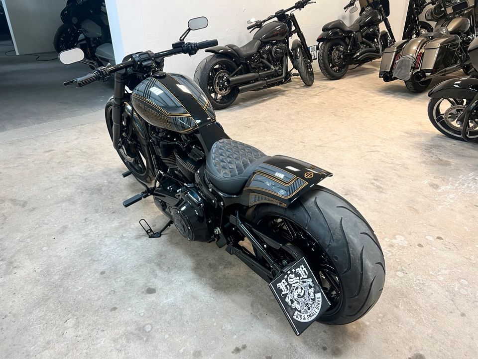 Harley Davidson Breakout Softail Custom Fat Boy mega geiler Lack in Spremberg