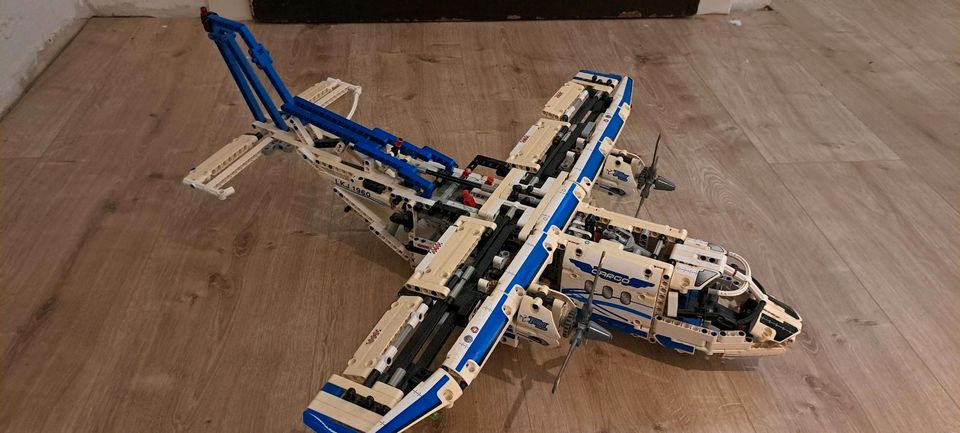 Lego Technic Frachtflugzeug 42025 in Langenfeld