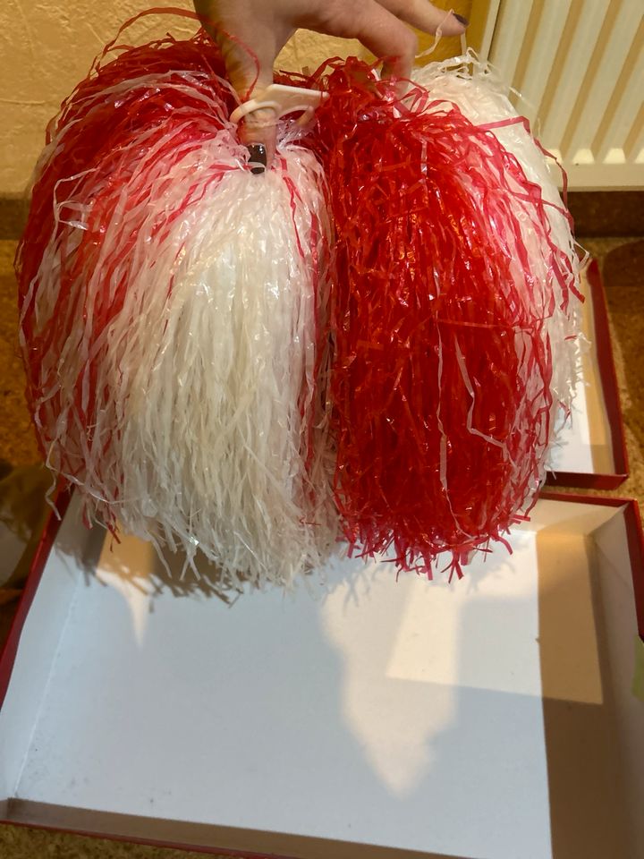 Cheerleader pompons, rot weiß, sehr bauschig. Fasching. Karneval in Wadern