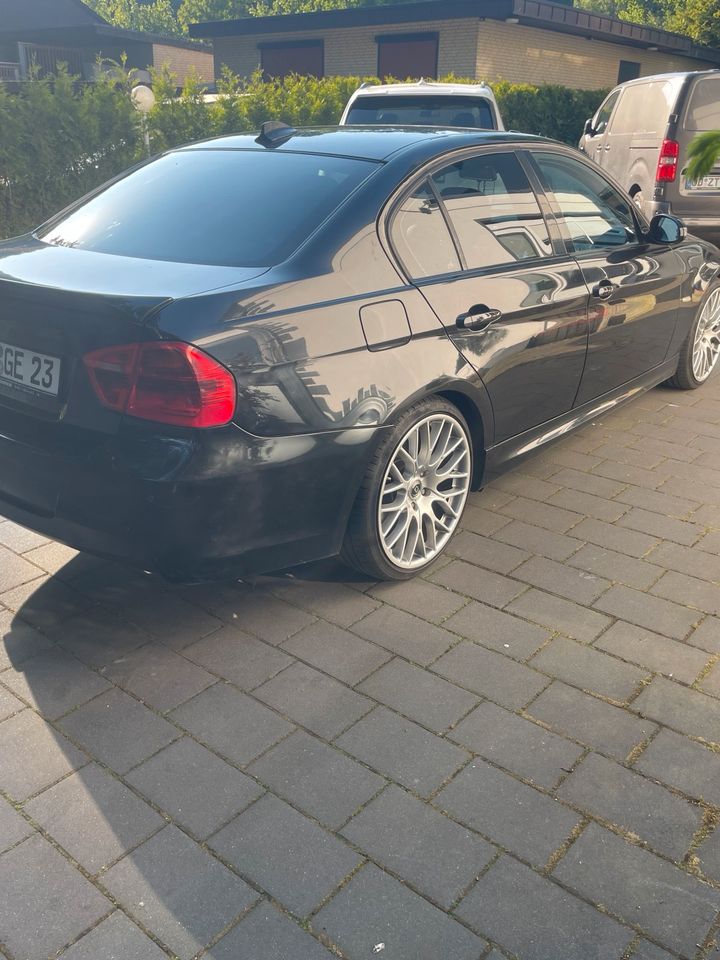 BMW e90 318d mit M Paket ab Werk und 19 Zoll Alufelge in Ahrensburg