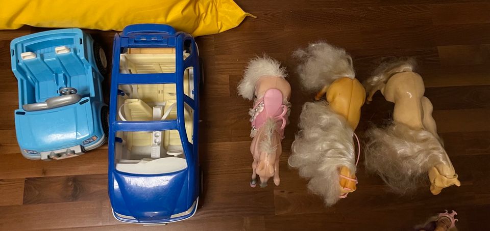 Barbie Sammlung Bett Schrank Pferde Friseursalon  Ken… in Ditzingen