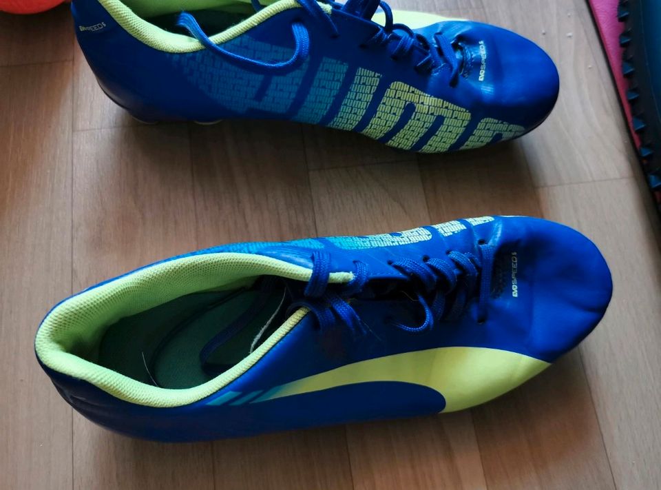 FUSSBALL SCHUHE RASEN ADIDAS Gr 39 TOP ZUSTAND in Dresden